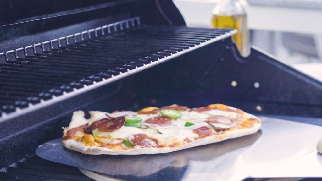 how to grill pizza